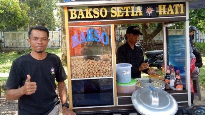 m-suryanto-40-pedagang-bakso-di-depan-gerbang-kampus-universitas-bengkulu